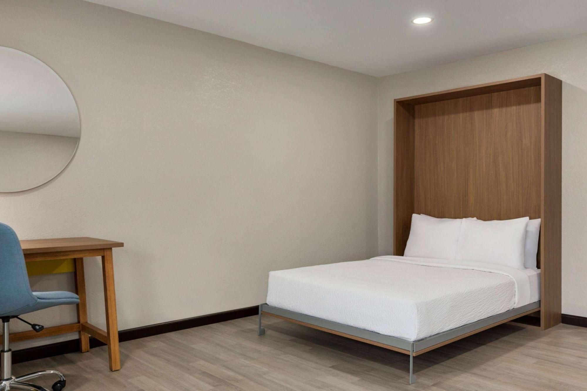 Days Inn By Wyndham Hillsboro Экстерьер фото