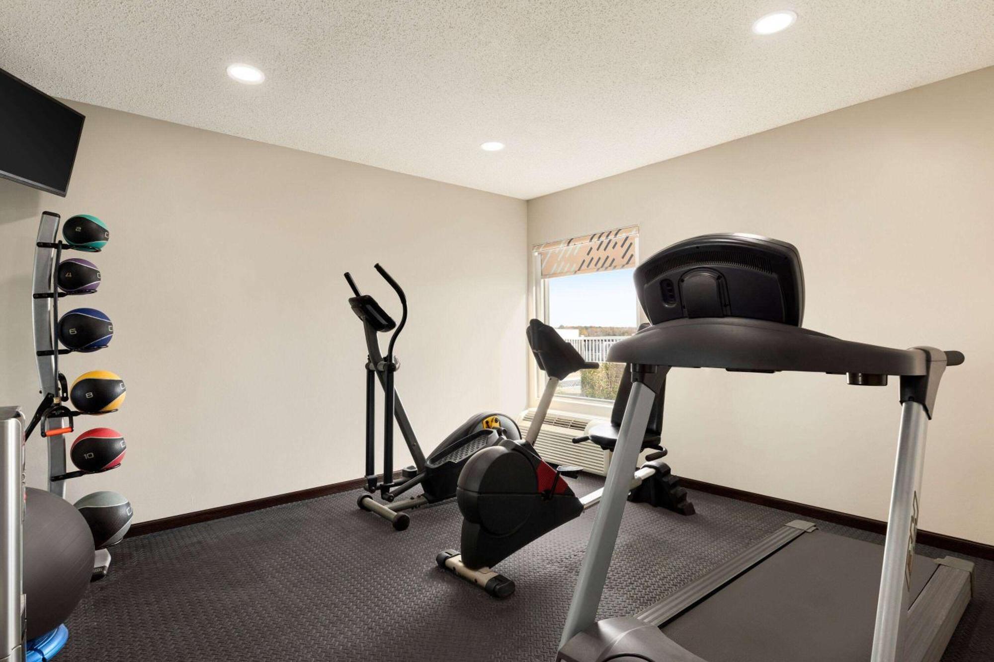 Days Inn By Wyndham Hillsboro Экстерьер фото