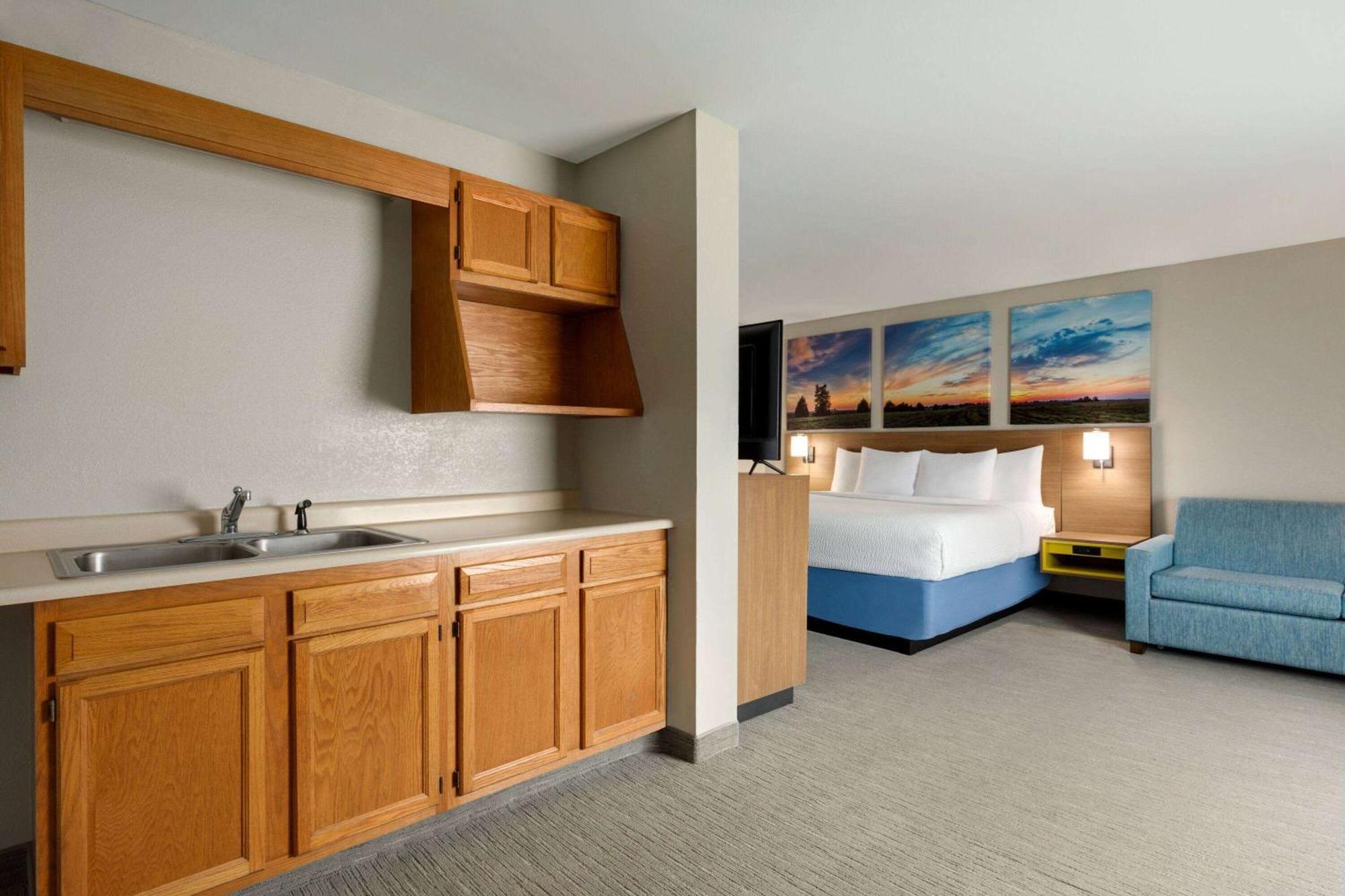 Days Inn By Wyndham Hillsboro Экстерьер фото