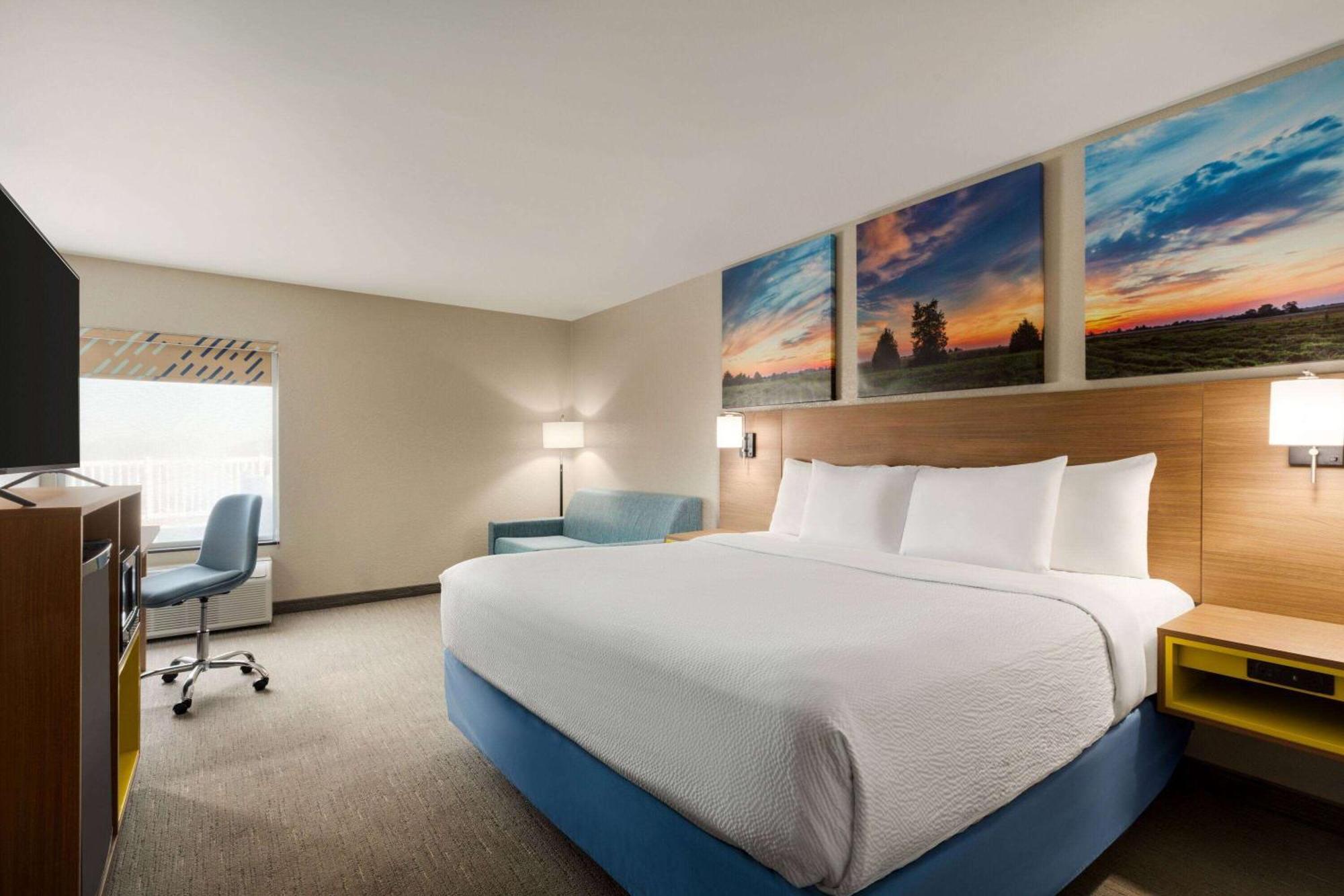Days Inn By Wyndham Hillsboro Экстерьер фото