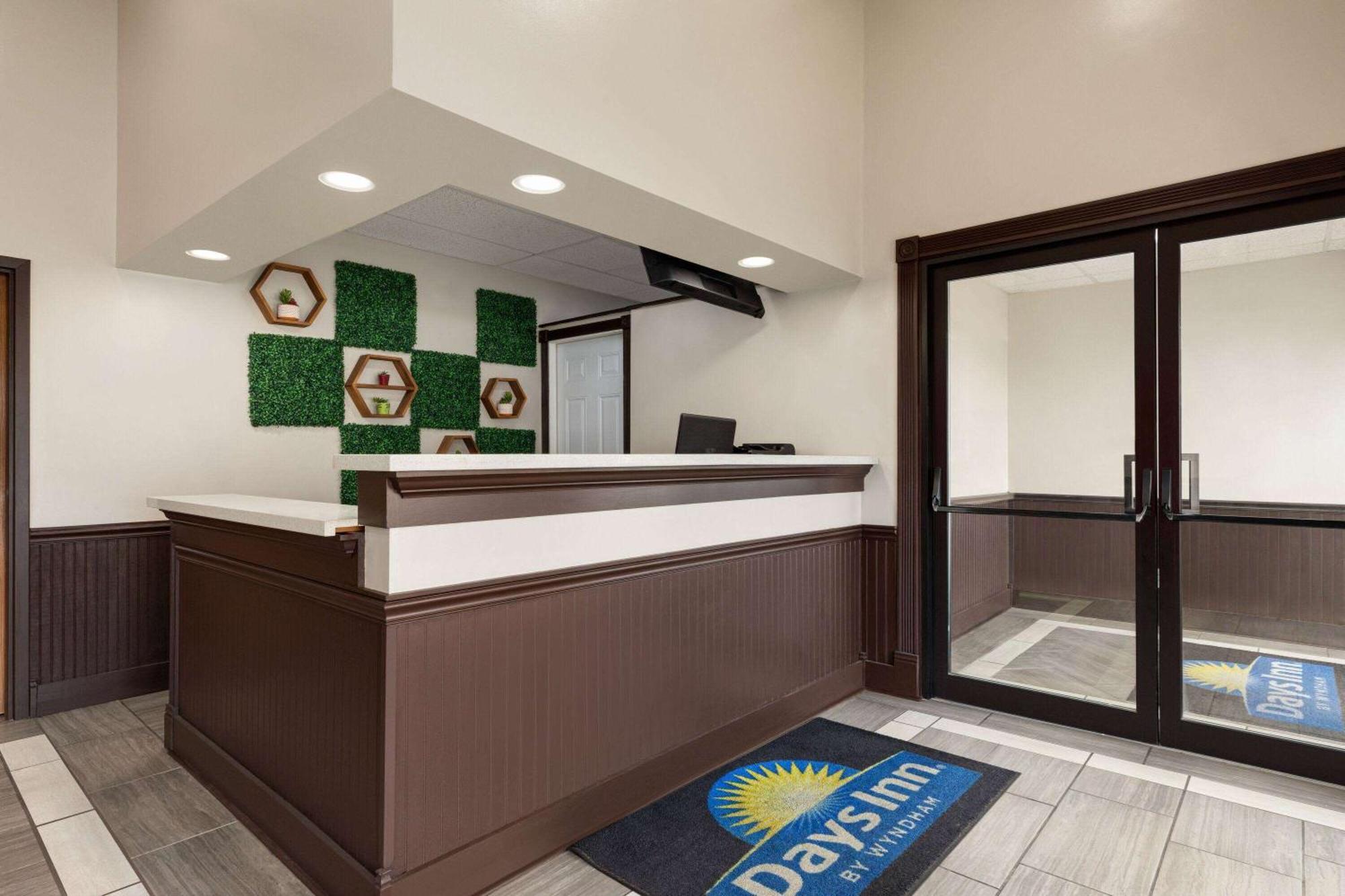 Days Inn By Wyndham Hillsboro Экстерьер фото